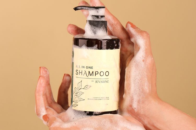 All In One Shampoo by Jevarine mengandung bahan-bahan herbal, seperti minyak kemiri, urang-aring, dan lidah buaya.