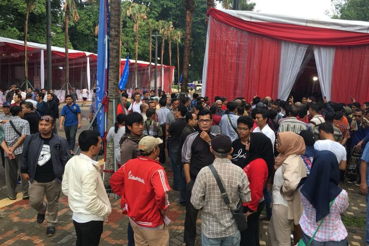 Pembuatan SIM A umum di areal stadion GBK, Minggu (25/2/2018) membeludak dari kapasitas 600 orang peserta. Pembuatan SIM A Umum ini bukan hanya untuk pengemudi taksi online, tapi juga terbuka untuk taksi konvensional.