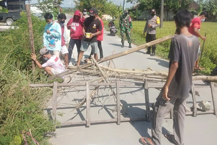 Salah satu akses jalan di Desa Sidodowo yang dilakukan penutupan, untuk mendukung agenda lockdown guna membatasi penyebaran Covid-19.