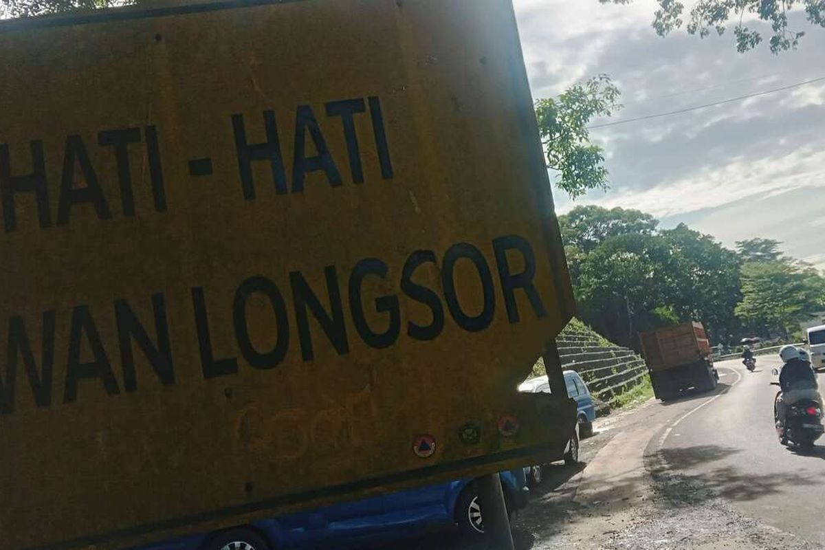 Salah satu papan peringatan bencana di jalur Puncak Cianjur, Jawa Barat yang berlokasi di kawasan Cibeureum, Cugenang.