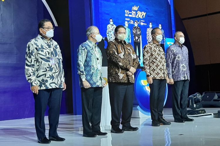 Menteri Kordinasi Perekonomian Airlangga Hartarto (ketiga dari kiri) dan Menteri Perindustrian Agus Gumiwang Kertasasmita (kedua dari kanan), didampingi pengurus Gaikindo, dalam peresmian GIIAS 2021 di ICE, BSD City, Tangerang, Kamis (11/11/2021).