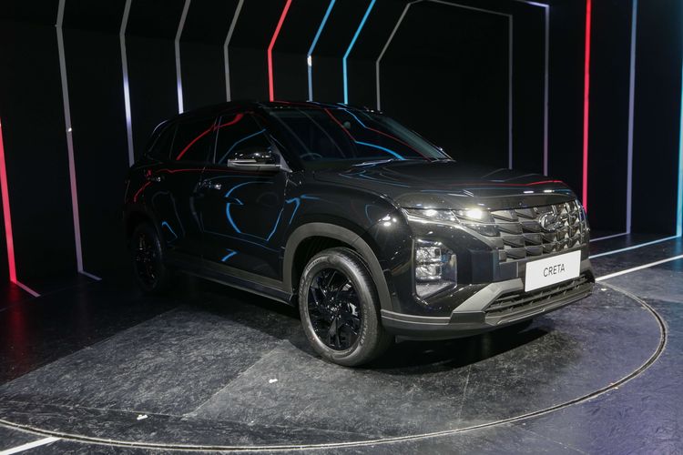 Hyundai Creta dipamerkan di ajang Indonesia International Motor Show (IIMS) 2023 di JIExpo, Kemayoran, Jakarta Pusat, Kamis (16/2/2023). Tenaga Citroen e-C4 bersumber dari baterai lithium-ion berkapasitas 50 kWh bertegangan 400 volt, dapat melaju hingga 350 kilometer dalam kondisi baterai penuh.