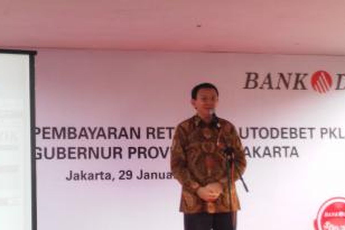 Gubernur DKI Jakarta Basuki Tjahaja Purnama saat memberikan sambutan dalam peresmian pembayaran autodebet bagi pedagang kaki lima (PKL), di Gunung Sahari, Jakarta Pusat, Kamis (29/1/2015).
