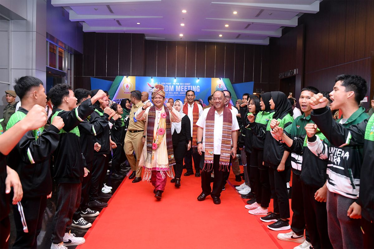 Pj Gubernur Sumut Hassanudin menghadiri Chief De Mission (CDM) Meeting Panitia Besar PON XXI Tahun 2024 Aceh - Sumut yang dibuka secara langsung oleh Ketua KONI Pusat Marciano Norman di Ballroom Hotel Santika Premiere Dyandra, Jalan Kapten Maulana Lubis, Medan, Senin Malam (18/12/2023). 