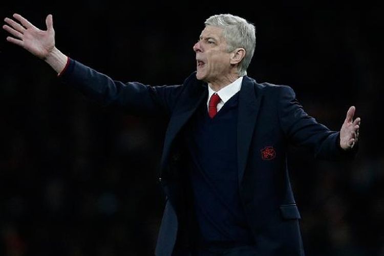 Manajer Arsenal, Arsene Wenger, memberikan instruksi kepada para pemainnya, saat melawan Barcelona pada laga pertama babak 16 besar Liga Champions di Stadion Emirates, Selasa (23/2/2016) atau Rabu dini hari WIB.