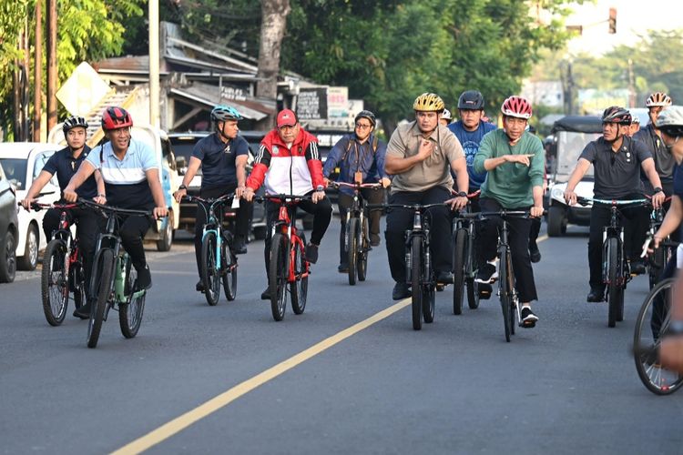 Presiden Joko Widodo dan Menteri Pertanian Amran Sulaiman saat bersepeda bersama di Kota Mataram, Provinsi NTB, Rabu (1/5/2024).