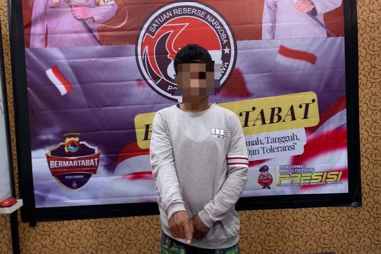 Pria terduga pengedar narkoba jenis sabu ditangkap polisi Sumbawa, NTB. Ditemuan 12 poket sabu di kantong celananya.