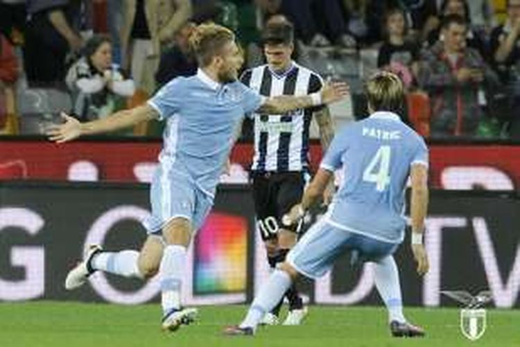 Ciro Immobile (kiri) merayakan gol Lazio ke gawang Udinese pada partai lanjutan Serie A di Stadion Friulli, Sabtu (1/10/2016).