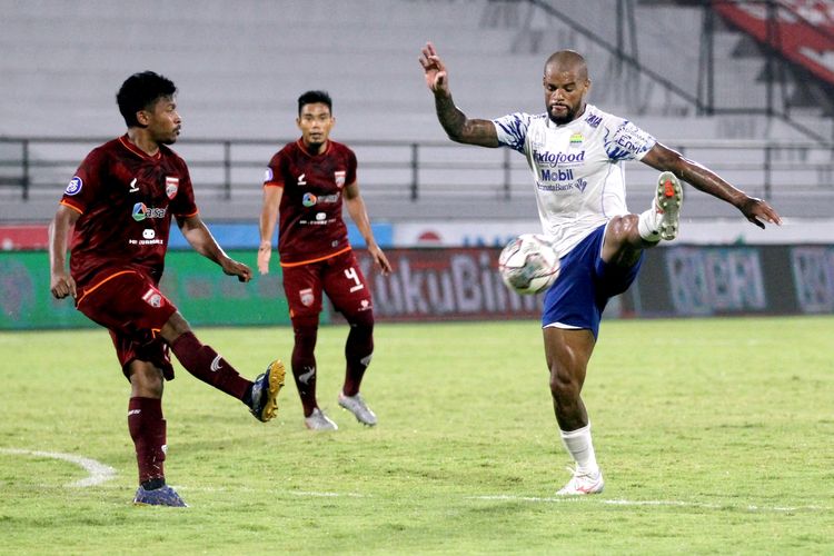 Pemain Persib Bandung David da Silva sedang mengontrol Bola pertandingan pekan 20 Liga 1 2021-2022 melawan Borneo FC yang berakhir dengan skor 0-1 di Stadion Kapten I Wayan Dipta Gianyar, Selasa (18/1/2021) malam.