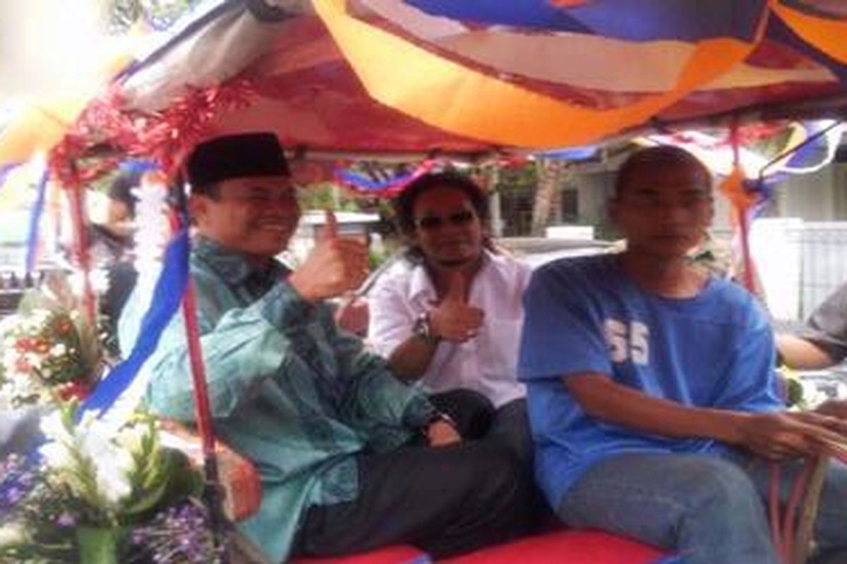 Kedatangan Daday Hudaya-Deddy Dores ke kantor Komisi Pemilihan Umum Provinsi Jawa Barat untuk menyerahkan berkas dukungan.     