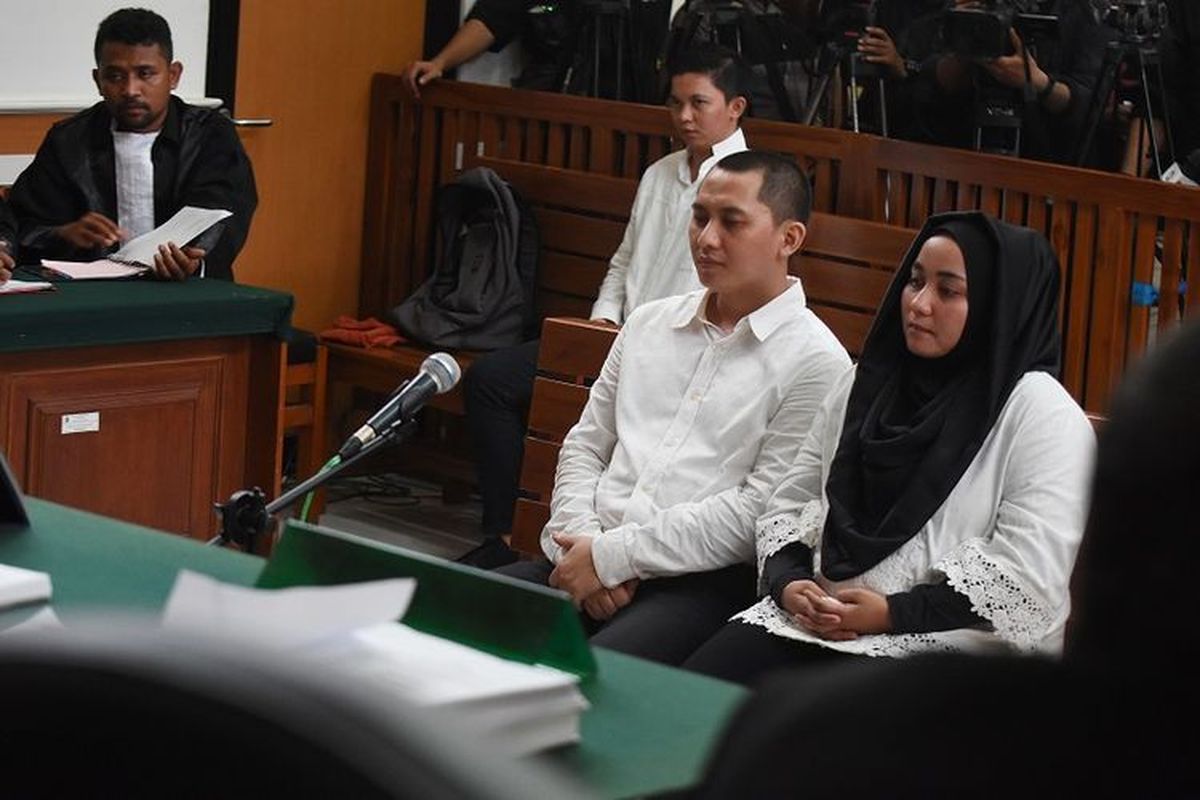 Terdakwa Direktur Utama First Travel Andika Surachman (kedua kanan), Direktur Anniesa Hasibuan (kanan), dan Direktur Keuangan Siti Nuraida Hasibuan (kedua kiri) menjalani sidang kasus dugaan penipuan dan pencucian uang biro perjalanan umrah First Travel dengan agenda pembacaan amar putusan di Pengadilan Negeri Kota Depok, Jawa Barat, Rabu (30/5). Majelis hakim memvonis terdakwa Andika Surachman 20 tahun penjara dan denda Rp10 miliar subsider 8 bulan, Anniesa Hasibuan 18 tahun penjara dan denda Rp10 miliar subsider 8 bulan, sementara Siti Nuraida alias Kiki Hasibuan 15 tahun dan denda Rp5 miliar subsider 8 bulan kurungan.