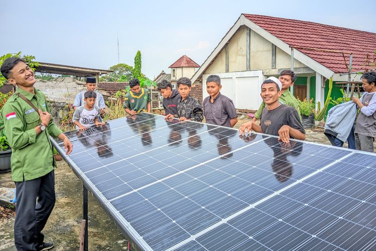 PT Pertamina (Persero) membuka pendaftaran Beasiswa Sobat Bumi bagi mahasiswa sebagai upaya mendorong mereka untuk terlibat aktif dalam kegiatan pelestarian lingkungan, edukasi energi baru terbarukan, dan pemberdayaan ekonomi masyarakat. 