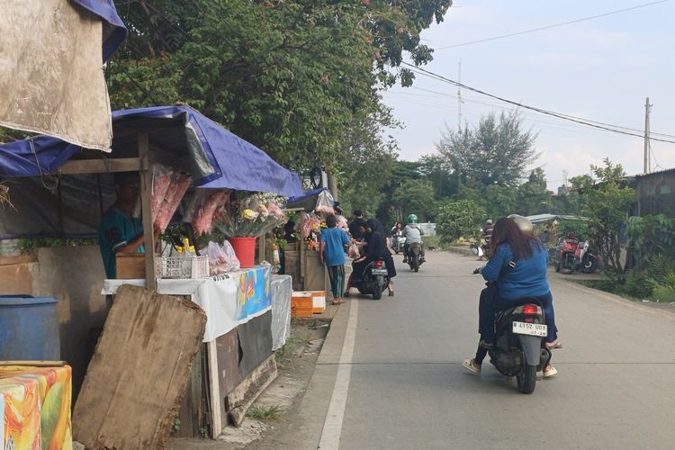 Berkah Peziarah di TPU Semper: Pedagang Bunga Musiman hingga Jasa Penutup Motor