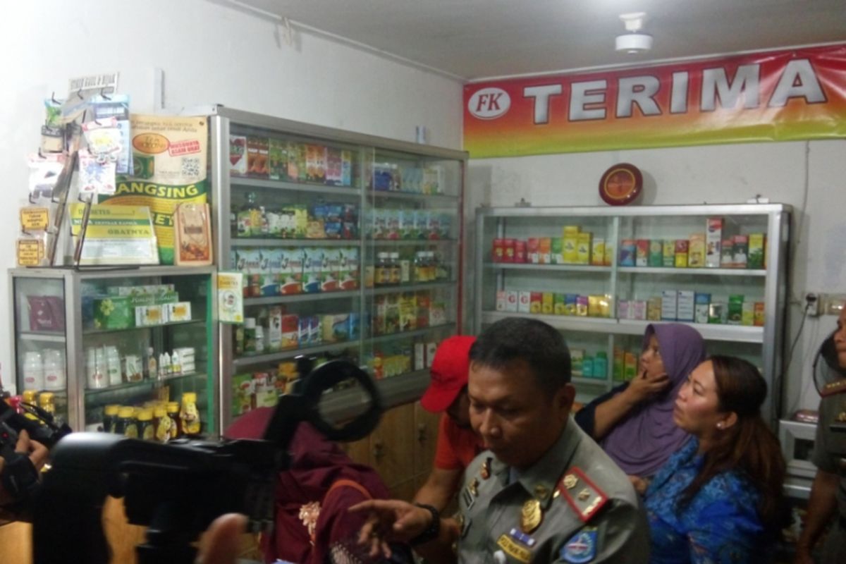 Razia peredaran obat berbahaya yang dilakukan aparat gabungan dari Satres Narkoba Polresta, Dinas Kesehatan, Satpol PP dan Badan Narkotika Nasional (BNN) Kota Depok pada Jumat (15/9/2017) sore.