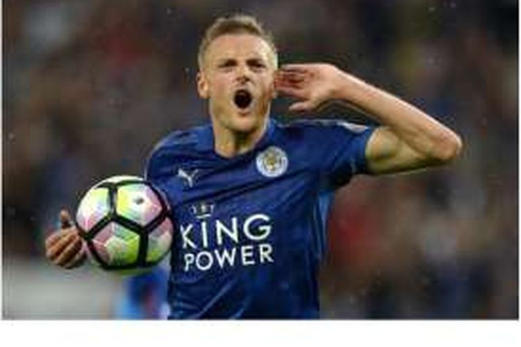 Striker Leicester City, Jamie Vardy, melakukan selebrasi setelah mencetak gol ke gawang Swansea City pada pertandingan Premier League di King Power Stadium, Leicester, Sabtu (27/8/2016).