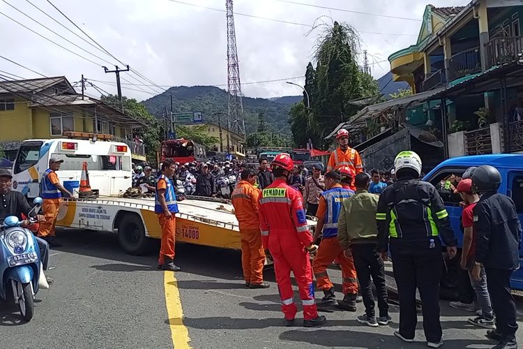 Kemacetan terjadi imbas kecelakaan beruntun di Jalur Puncak Bogor, Jawa Barat, Selasa (23/1/2024).