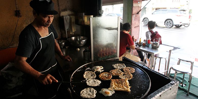 Pedagang tengah membuat roti di warung halal di Phuket, Thailand, Kamis (3/8/2017). Pemerintah Thailand tengah mengembangkan Phuket sebagai salah satu kawasan wisata ramah wisatawan muslim dengan mudah ditemuinya restoran dan hotel halal serta masjid. KOMPAS IMAGES/KRISTIANTO PURNOMO