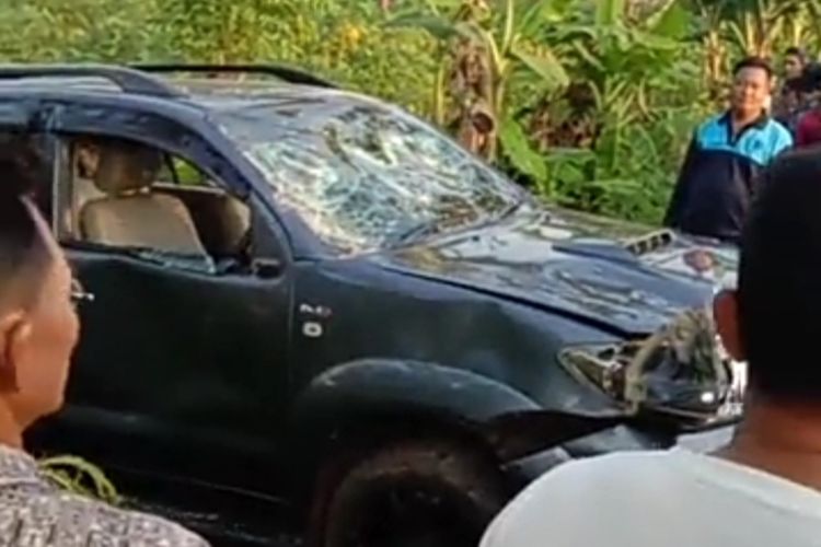 Tangkapan layar video Fortuner yang hendak dibakar massa di Lampung Timur.