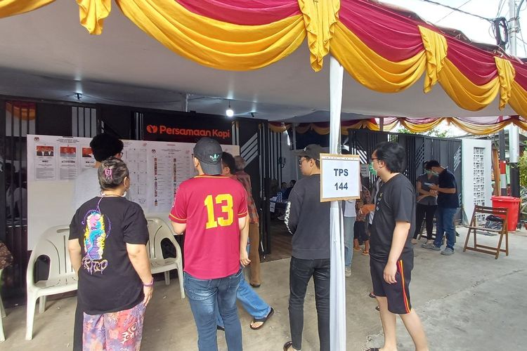 Sejumlah warga tengah menunggu pemungutan suara lanjutan di TPS 142 Kelurahan Sunter Jaya, Sabtu (24/2/2024).