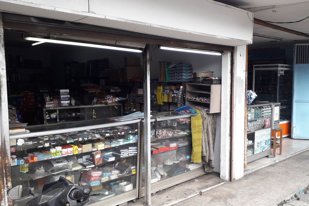 Pedagang kios KS Tubun di depan Asrama Brimob sudah berjualan seperti biasa pada Kamis (23/05/2019).