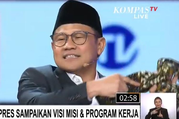 Cawapres nomor urut 1 Muhaimin Iskandar (Cak Imin) slepet sarung di debat cawapres, JCC, Jakarta, Jumat (22/12/2023). 
