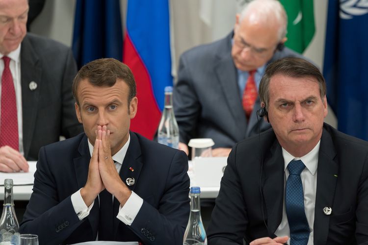 Foto yang diambil pada 28 Juni 2019 memperlihatkan Presiden Perancis Emmanuel Macron (kiri) dan Presiden Brasil Jair Bolsonaro menghadiri pertemuan G20 di Osaka, Jepang.