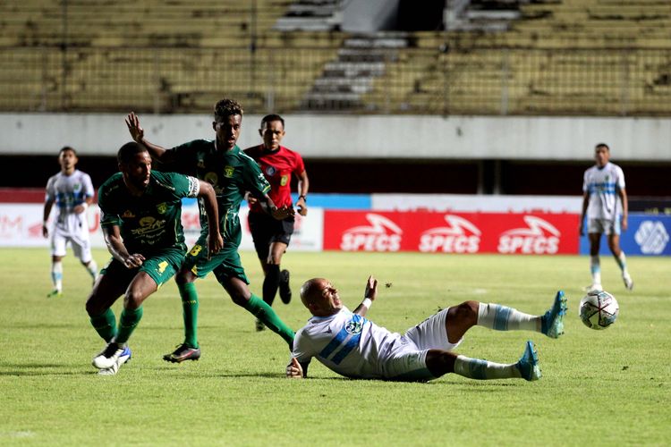 Pemain asing Ivan Carlos terjatuh usai dihalau pemain Persebaya Surabaya pada pekan ke 8 Liga 1 2021 yang berakhir dengan skor 1-1 di Stadion Maguwoharjo Sleman, Kamis (21/10/2021) malam.