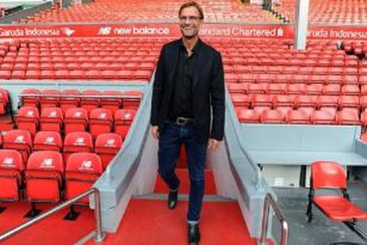 Manajer Liverpool, Juergen Klopp, berkunjung ke akademi sepak bola Liverpool untuk memantau para pemain muda, Sabtu (10/10/2015).