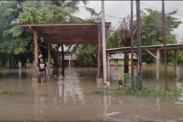 Banjir rendam rumah warga Naibonat, Kecamatan Kupang Timur, Kabupaten Kupang, NTT, pada Kamis (14/3/2024)