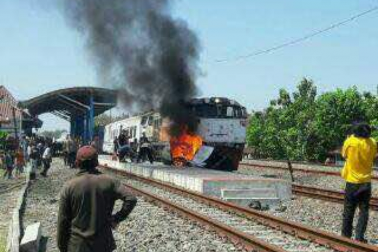 Kecelakaan maut terjadi di perlintasan kereta api tanpa palang pintu di Dusun Jetis, Desa Katong, Kecamatan Toroh, Kabupaten Grobogan, Jawa Tengah, Sabtu (20/5/2017) pagi sekitar pukul 10.40 WIB. Mobil Avanza berpenumpang empat orang terseret hampir 1 km hingga Stasiun Sedadi, Kecamatan Penawangan, Kabupaten Grobogan.