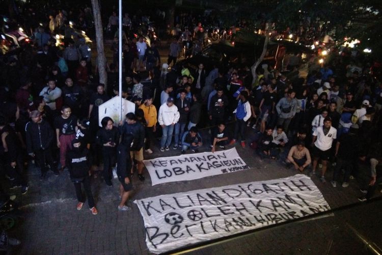 Ratusan Bobotoh melakukan aksi unjuk rasa di halaman kantor Persib, Jalan Sulanjana, Senin (4/2/2019).