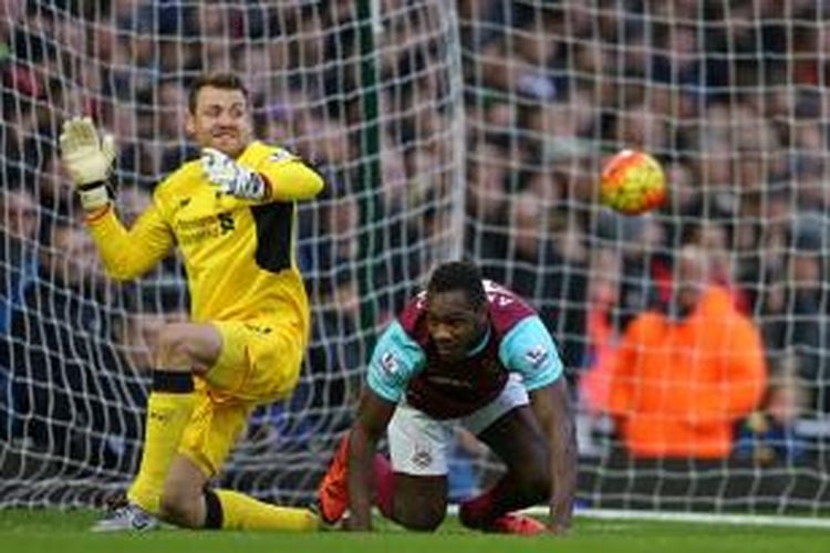 Michail Antonio rayakan gol West Ham seusai menjebol gawang kiper Liverpool, Simon Mignolet, di Boleyn Ground, Sabtu (2/1/2016).