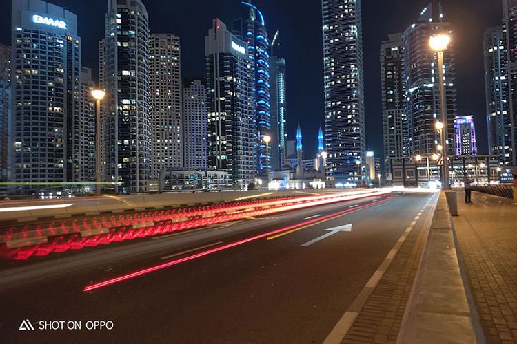 Keindahan Kota Dubai di malam hari, di foto dari Burj Khalifa dengan fitur Night Mode OPPO R17 Pro