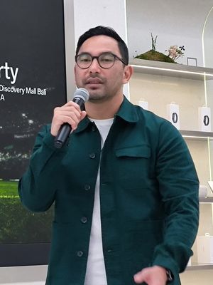 Head of PR Oppo Indonesia, Arga Bima Simanjuntak menjelaskan nobar Final UCL dalam acara kolaborasi UCL dengan Oppo di Oppo Gallery Mall Gandaria City, Senin (27/5/2024). 