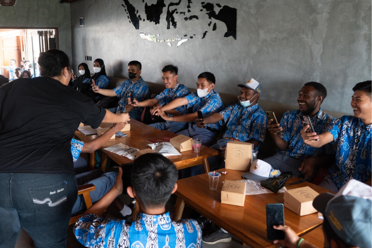 Sejumlah siswa SMA belajar membuat konten digital bersama Jayapura Jenny Karay dalam acara Bengkel Digital Teras Negeriku - Workshop Pembuatan Video Tiktok dan IG Reel: ?Inspirasi dari Timur Indonesia?, di Wamena, Papua Pegunungan, Kamis (8/9/2022). 