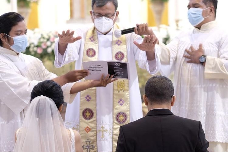 Junjung dan Fenny, pasangan beda agama saat menerima pemberkatan di gereja.