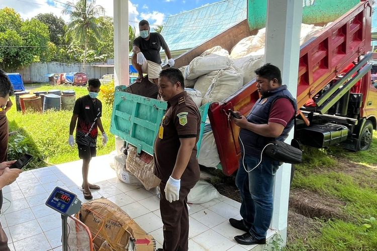 Berkas Lengkap, Tersangka Kepemilikan 46 Karung Sianida di Ambon Diserahkan ke Jaksa