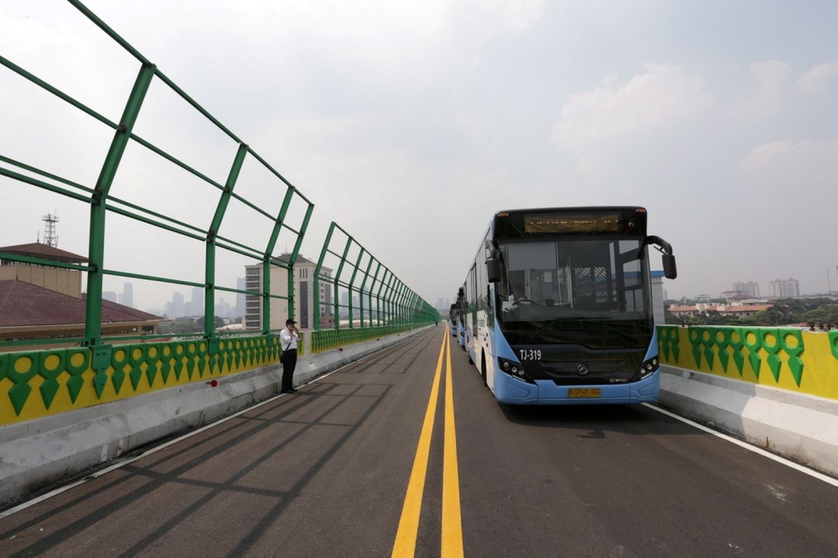  Uji coba pengoperasian layanan bus transjakarta koridor 13 (Tendean-Ciledug), Jakarta, Senin (15/5/2017). Jalur transjakarta sepanjang 9,3 kilometer ini akan dilengkapi 12 halte dan direncanakan beroperasi mulai Juni 2017. 