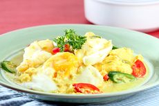 Resep Telur Ceplok Kuah Kuning, Ide Makanan Cepat Matang 