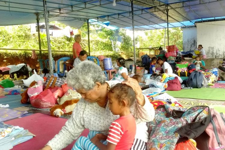 Kondisi pengungsi korban gempa Ambon yang mengungsi di kawasan Lembah Argo, Desa Passo, Kecamatan Baguala Ambon, Minggu (29/9/2019)