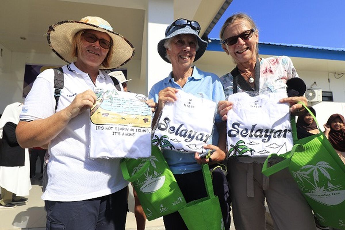 Peserta Wonderful Sail to Indonesia memamerkan hadiah dari Pemerintah Kabupaten Selayar