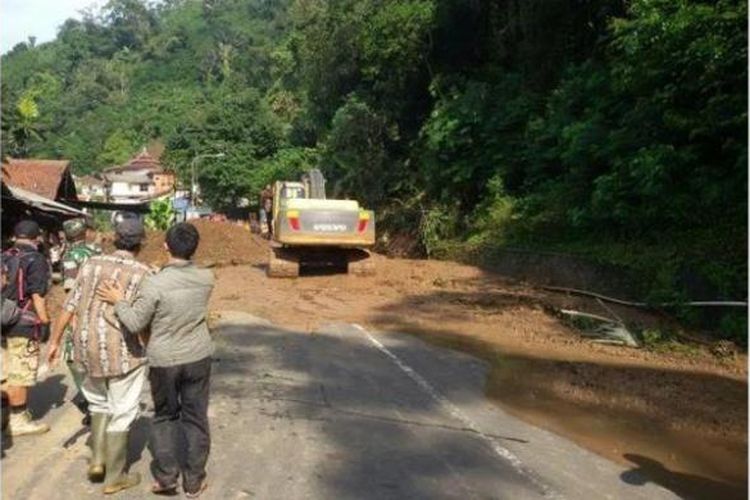 Jalur Bandung Sumedang lumpuh total menyusul longsor yang menimbun jalan nasional di gerbang masuk kawasan Cadas Pangeran, Singkup, Desa Ciherang, Kecamatan Sumedang Selatan, Selasa (20/9/2016). 

