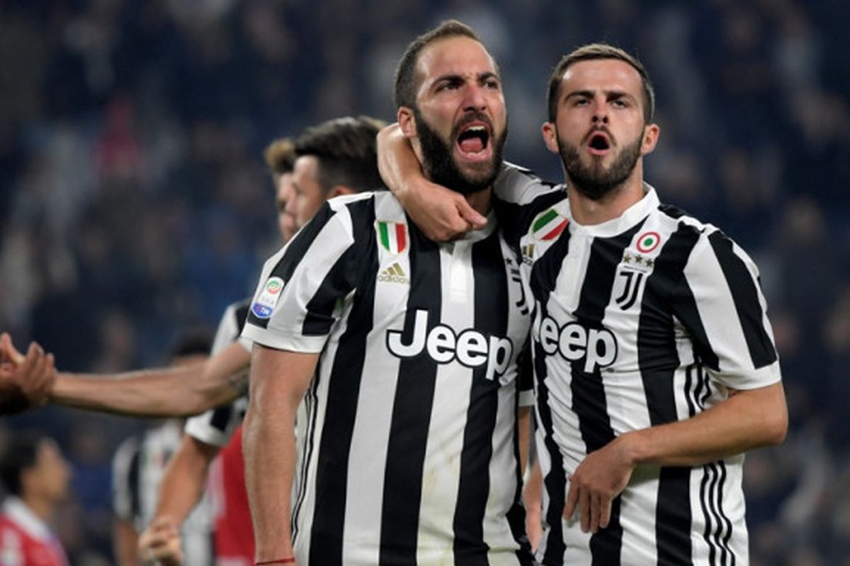 Striker Juventus, Gonzalo Higuain, merayakan golnya bersama Miralem Pjanic (kanan) dalam laga Liga Italia kontra SPAL di Juventus Stadium, Turin, pada 25 Oktober 2017.