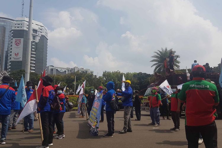 Massa aksi pada hari buruh 1 mei 2021 di kawasan Patung Kuda