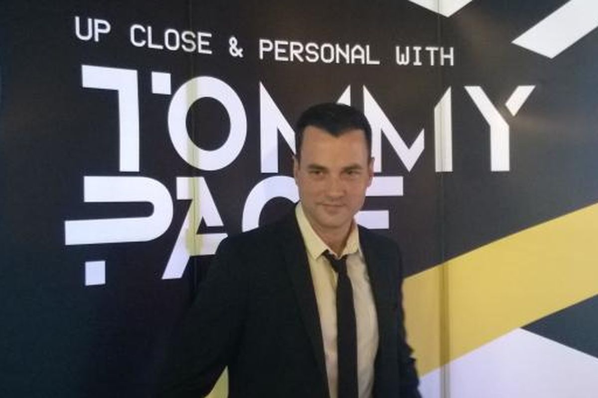 Vokalis AS Tommy Page diabadikan setelah jumpa pers di kawasan Kebun Jeruk, Jakarta Barat, Rabu (27/5/2015), mengenai dua pertunjukannya kali ini di Jakarta, yang berjudul Up Close & Personal with Tommy Page. 