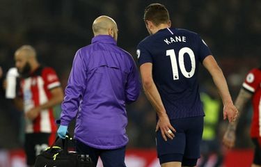 Striker Tottenham Hotspur, Harry Kane, meninggalkan lapangan setelah menderita cedera pada laga Liga Inggris kontra Southamton di Stadion St Mary's, Southampton, Inggris pada 1 Januari 2020.