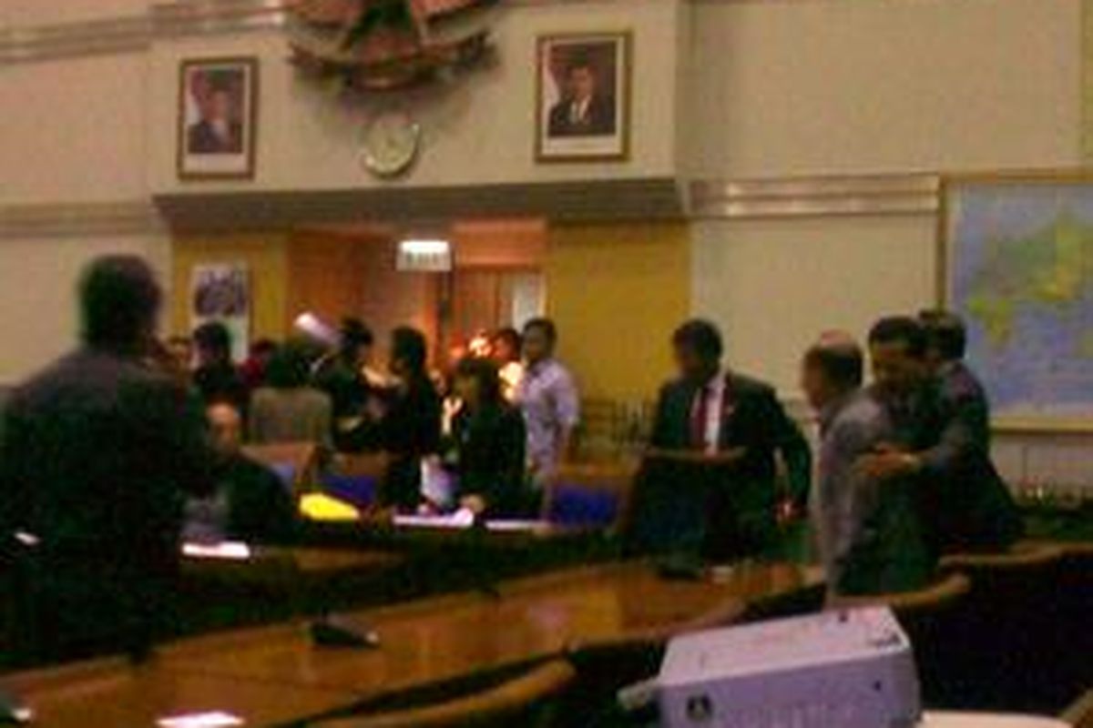 Suasana ricuh dalam rapat kerja Komisi I DPR RI dan Menteri Pertahanan Juwono Sudarsono, Rabu (16/9). Ketua Fraksi Partai Bulan Bintang (PBB) berang dengan tanggapan Ketua Fraksi Partai Demokrat Syarief Hasan yang mengonfrontir pernyataan kekecewaan Ngabalin terhadap keputusan Presiden SBY dalam RUU Rahasia Negara.
