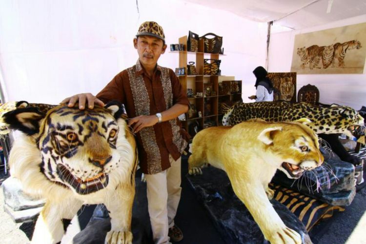 Dandy bersama kerajinan harimau miliknya yang tetbuat dari fiber dan kulit kambing