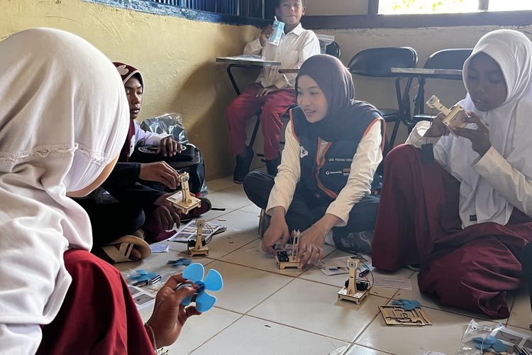 Serunya Anak-anak Pulau Kukusan NTT Merakit Kit STEM, Belajar Sambil Bermain
