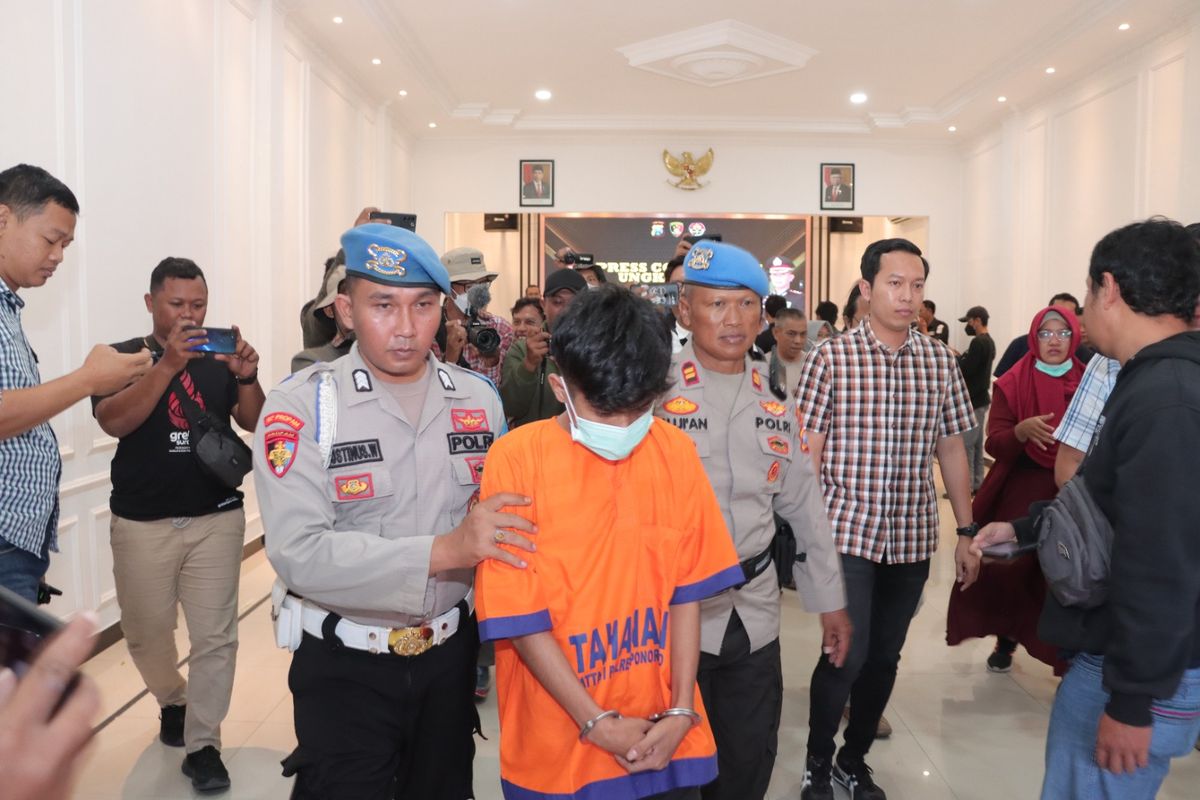 DIGELANDANG—Petugas menggelandang JRP (21) salah satu tersangka kasus pembunuhan terhadap Sumiran (57) warga Kabupaten Magetan yang jasadnya ditemukan tewas terbungkus karpet di pinggir ruas jalan tol Solo-Ngawi di Mapolres Ponorogo, Kamis (6/7/2023). 